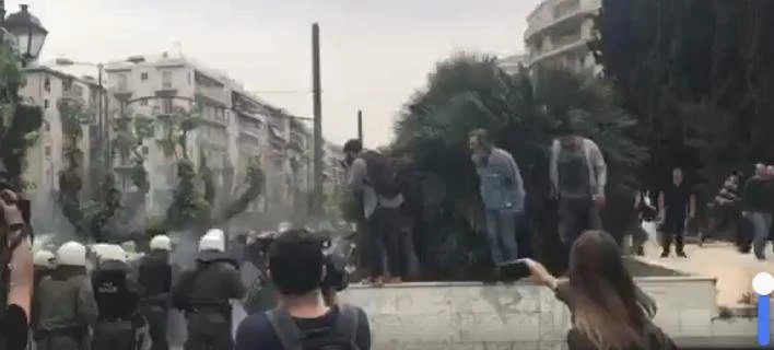 Ξύλο ΜΑΤ σε διαδηλωτές στο αντιπολεμικό συλαλλητήριο – Προσπαθούσαν να γκρεμίσουν το άγαλμα Τρούμαν